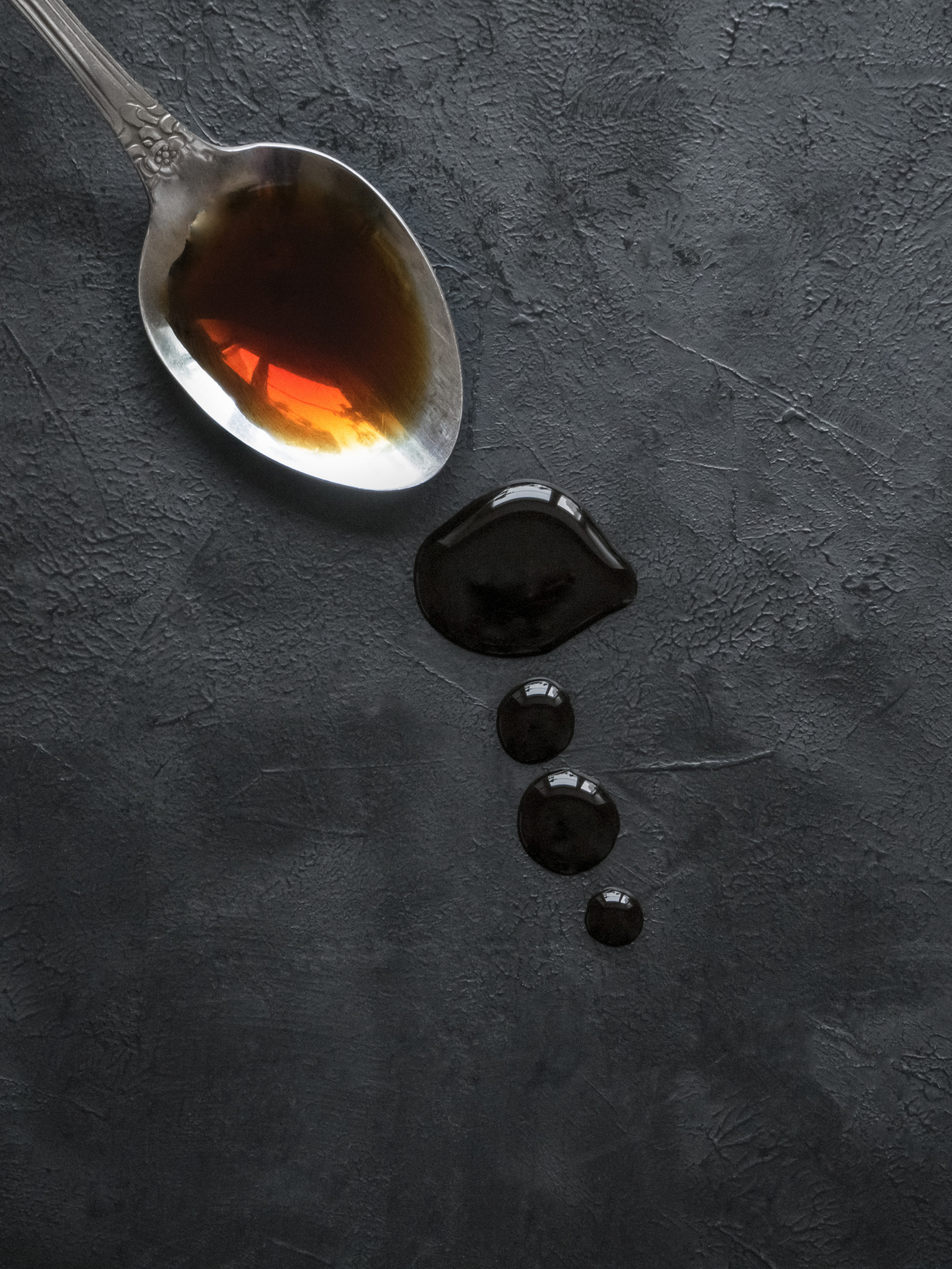 Detal: sos i tekstura na tle metalowej łyżki