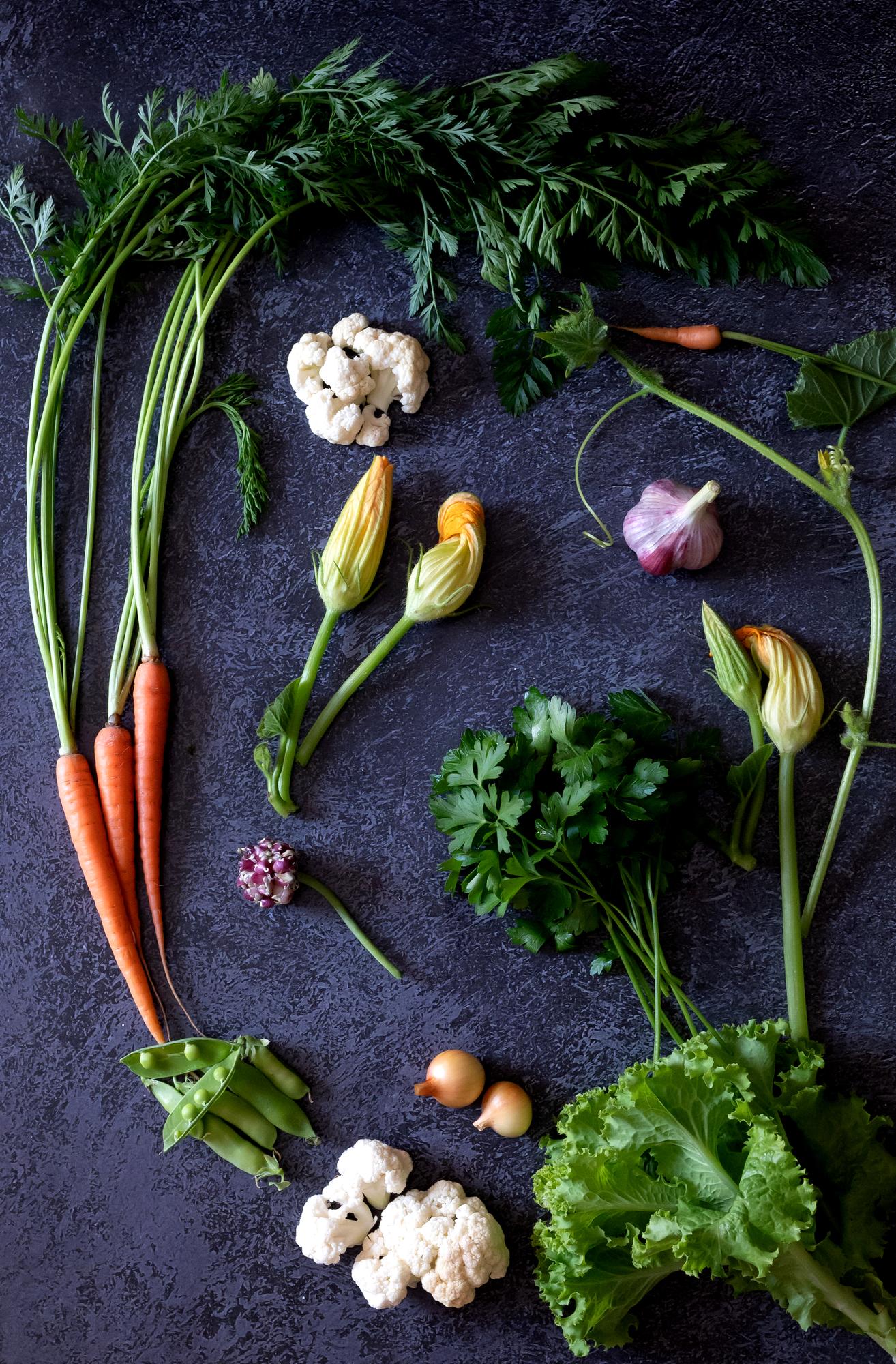 Zbliżenie składników — zioła i świeże warzywa